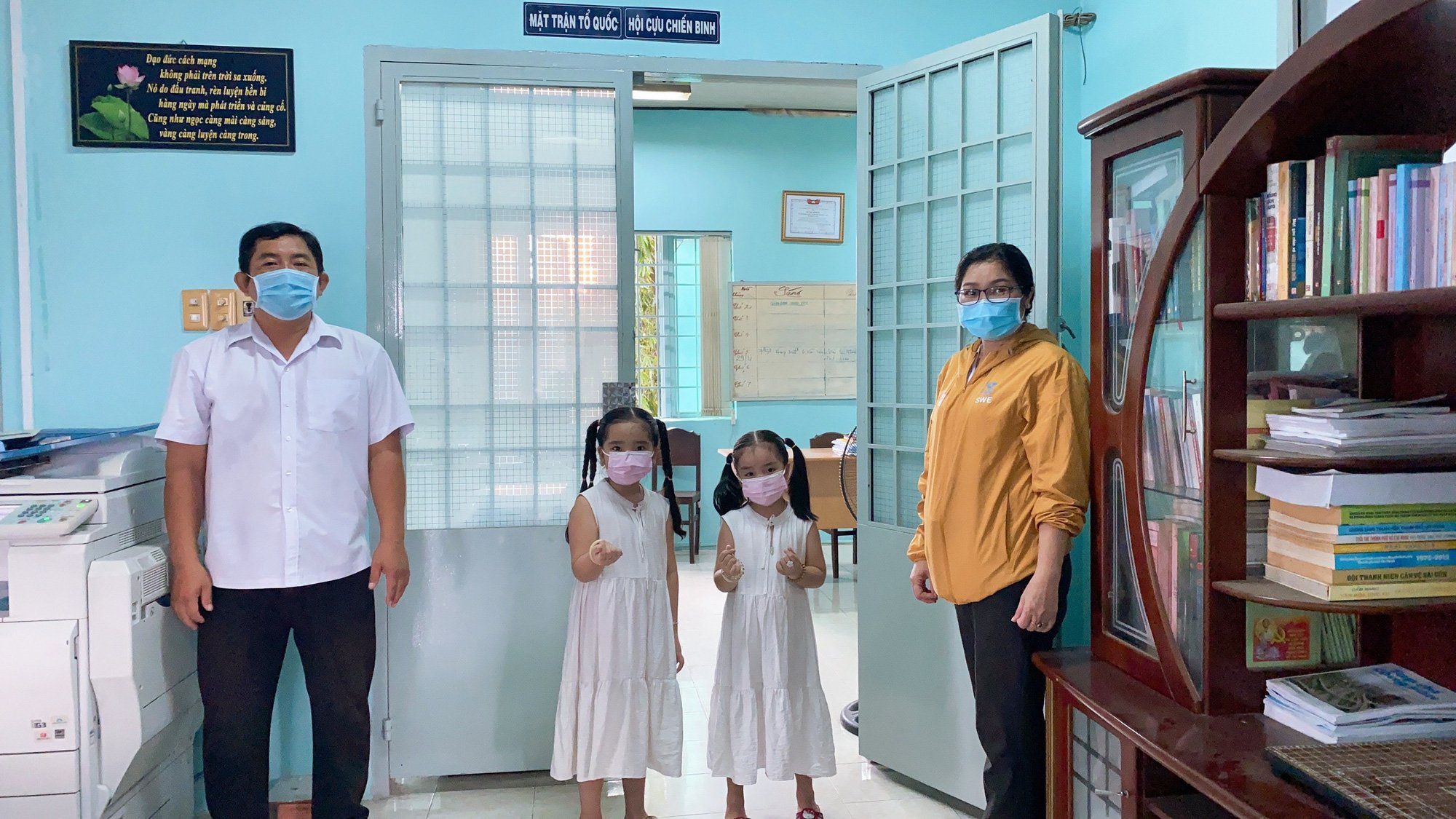 Hai em nhỏ mổ heo đất để ủng hộ Quỹ vaccine phòng chống Covid-19 - Ảnh 1.