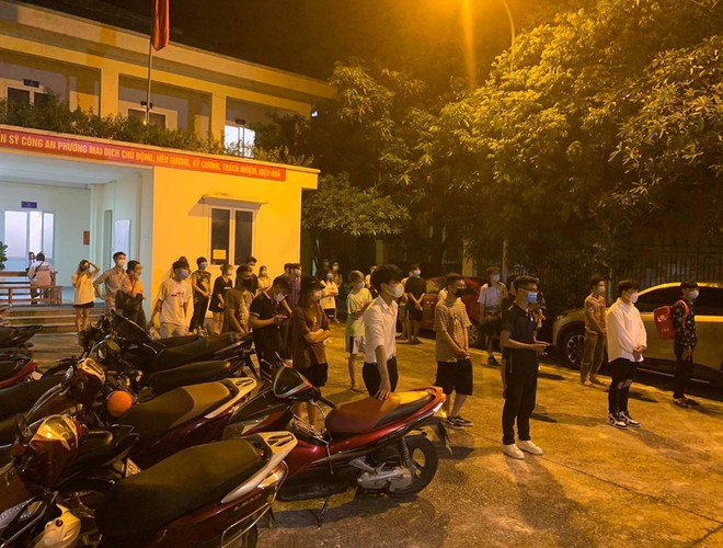 Hà Nội: Phạt 42 triệu đồng các trường hợp tụ tập trên cầu vượt - Ảnh 6.