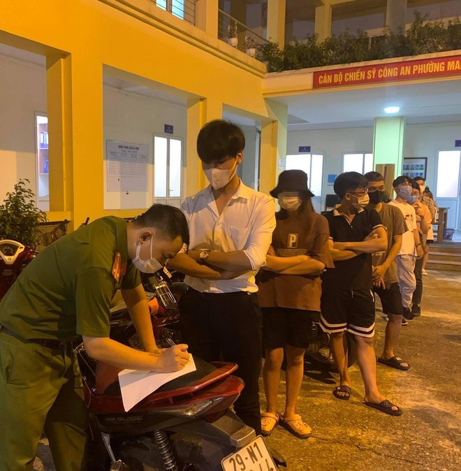 Hà Nội: Phạt 42 triệu đồng các trường hợp tụ tập trên cầu vượt - Ảnh 4.