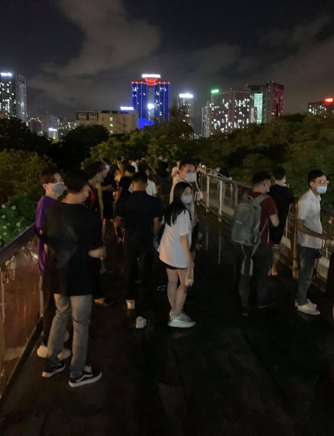 Hà Nội: Phạt 42 triệu đồng các trường hợp tụ tập trên cầu vượt - Ảnh 2.