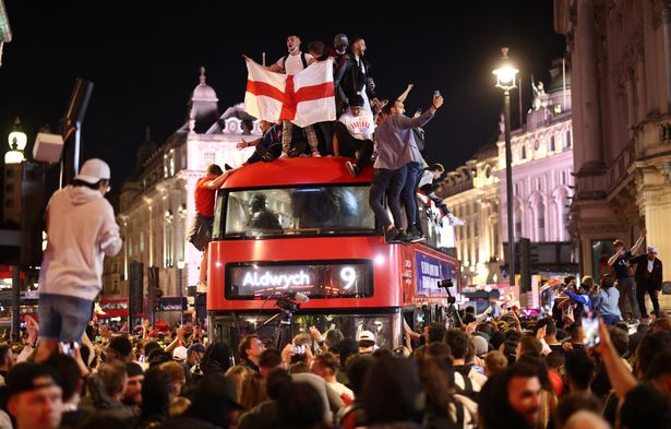 Giao lưu trực tuyến Euro 2020: Chung kết &quot;nảy lửa&quot; và cơ hội cho người Anh - Ảnh 1.