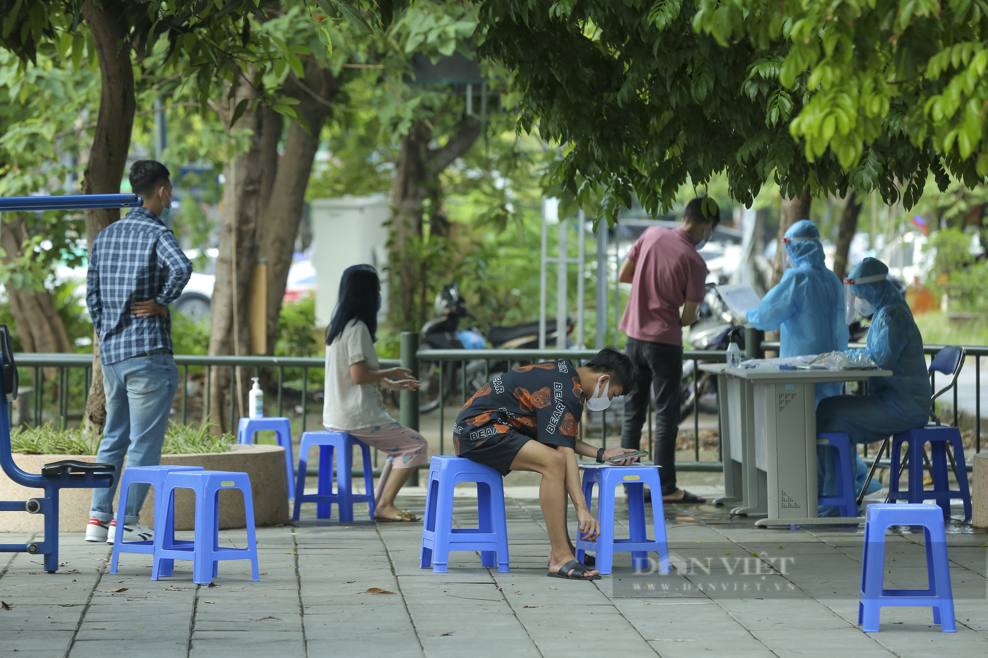 Hà Nội test nhanh Covid-19 những người về từ TP. Hồ Chí Minh - Ảnh 1.