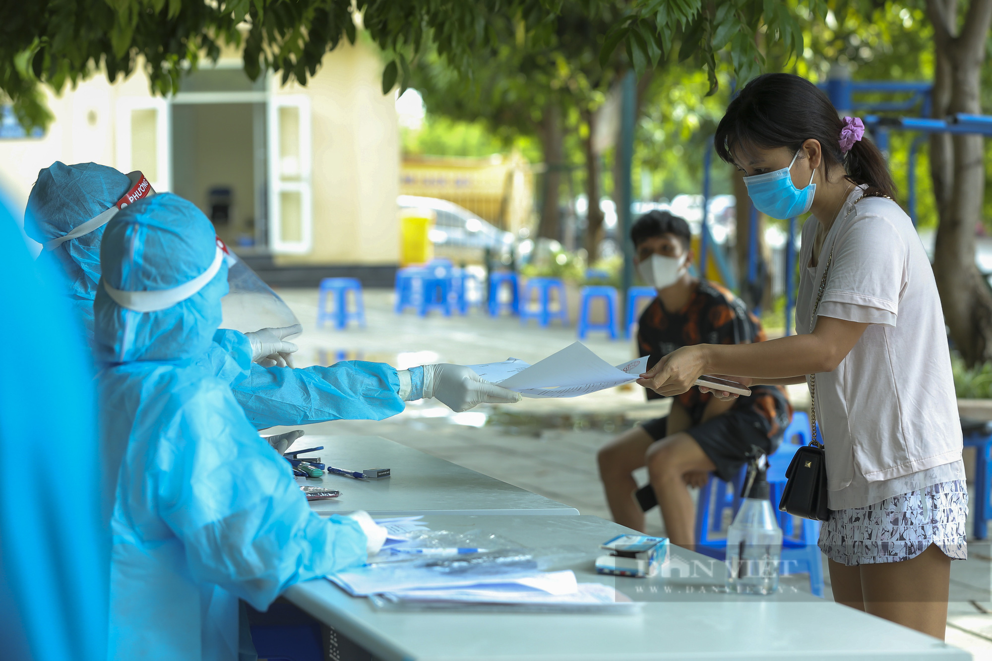 Hà Nội test nhanh Covid-19 những người về từ TP. Hồ Chí Minh - Ảnh 2.