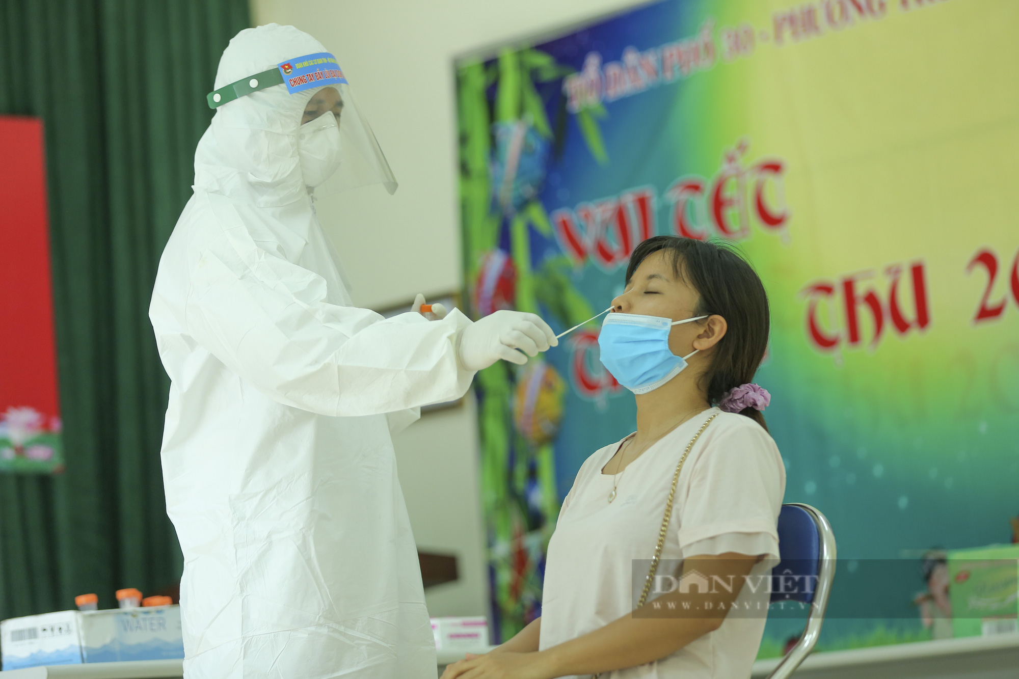 Hà Nội test nhanh Covid-19 những người về từ TP. Hồ Chí Minh - Ảnh 6.