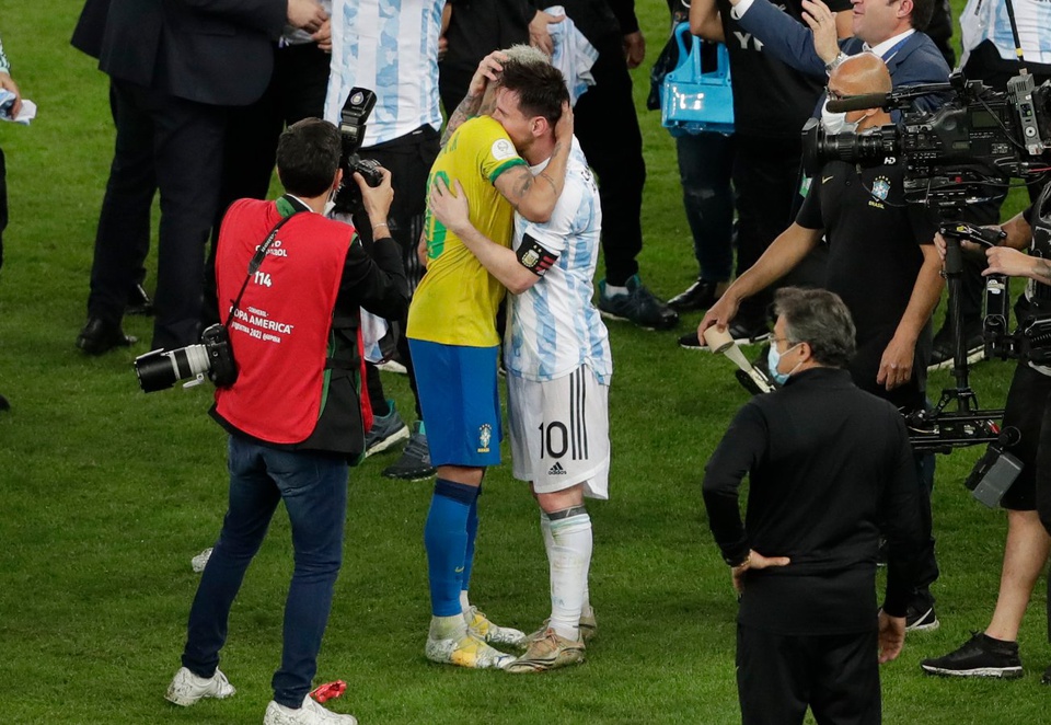 Neymar bật khóc sau thất bại trước Argentina - Ảnh 2.