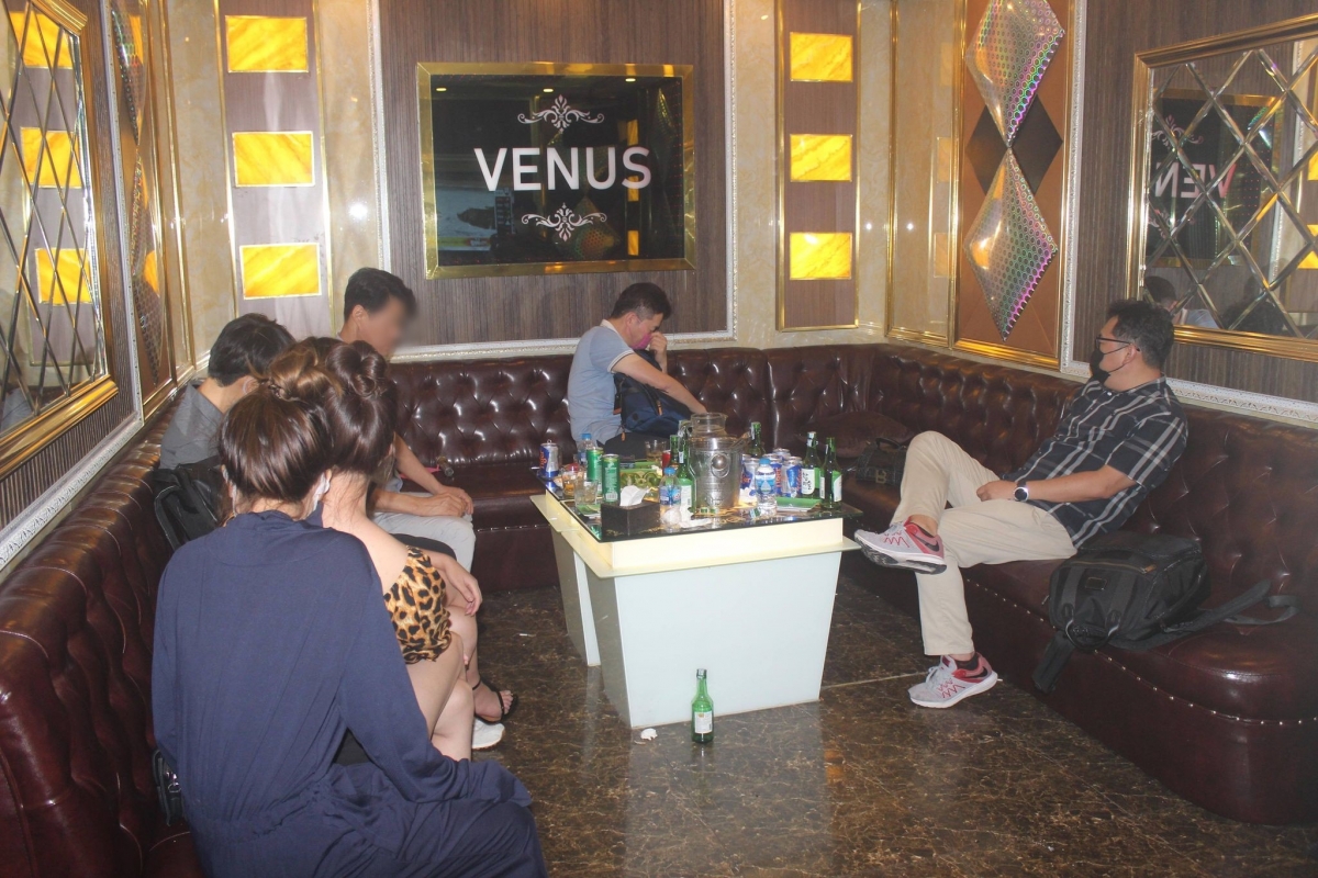Phát hiện người nước ngoài tụ tập hát karaoke cùng hàng chục nhân viên nữ ở Hà Nội - Ảnh 1.