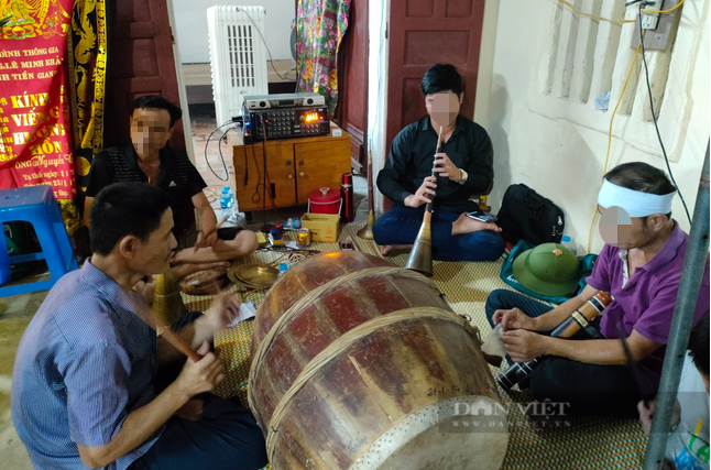 Dịch Covid-19, người khóc thuê tại đám ma vẫn thu tiền triệu mỗi ngày - Ảnh 1.
