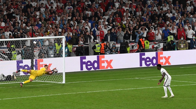 Khoảnh khắc &quot;người nhện&quot; Donnarumma cản phá 3 cú sút tuyển Anh giúp Italia vô địch Euro 2020 - Ảnh 2.