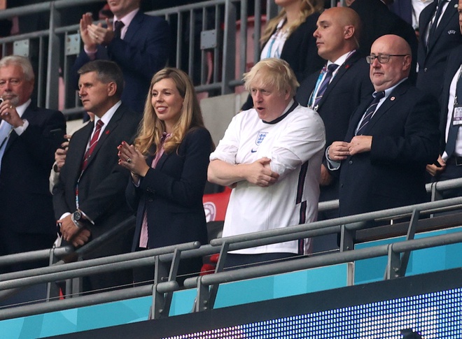 Beckham, Tom Cruise và dàn khách VIP trên khán đài sân Wembley - Ảnh 4.