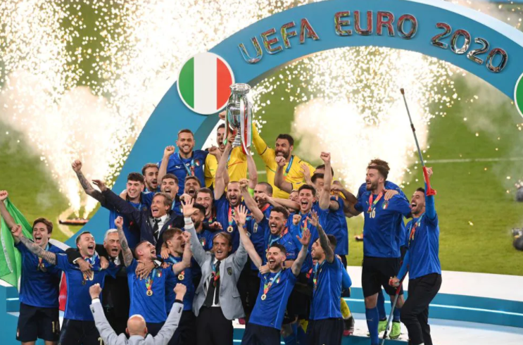 CHÙM ẢNH: Italia ăn mừng chức vô địch EURO 2020 ngay tại Wembley - Ảnh 5.