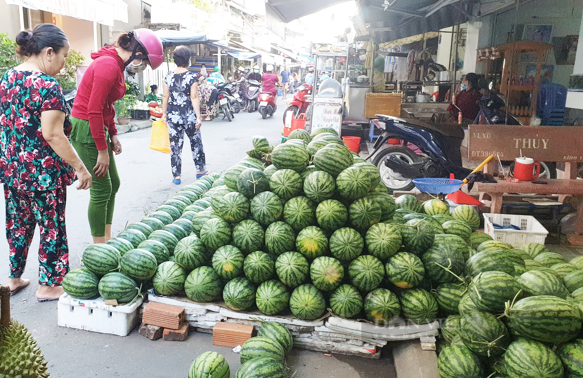 Ngày đầu giãn cách xã hội ở Cần Thơ: Chợ bắt đầu vắng khách, quán cà phê đóng cửa - Ảnh 3.