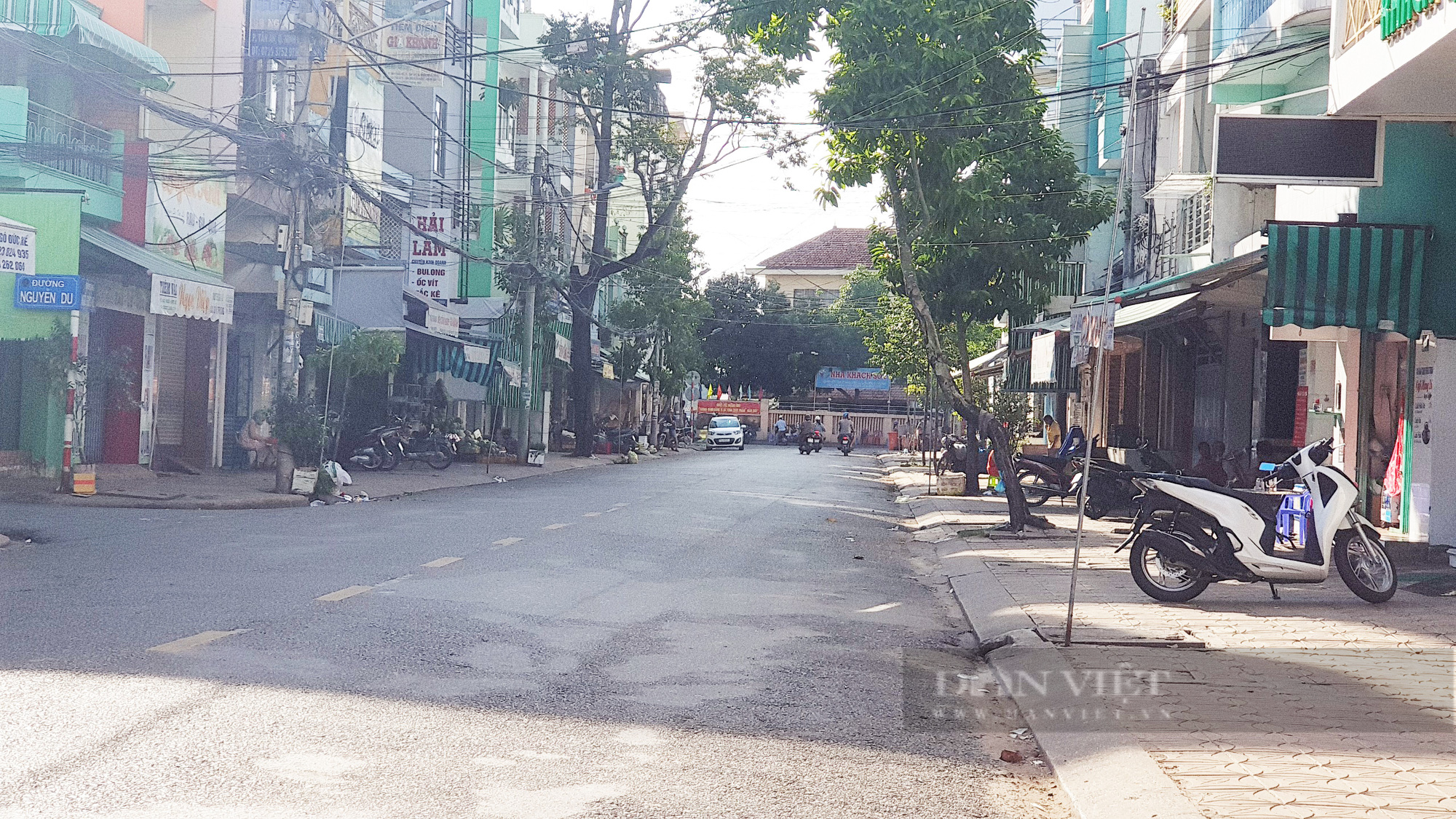 Ngày đầu giãn cách xã hội ở Cần Thơ: Chợ bắt đầu vắng khách, quán cà phê đóng cửa - Ảnh 5.