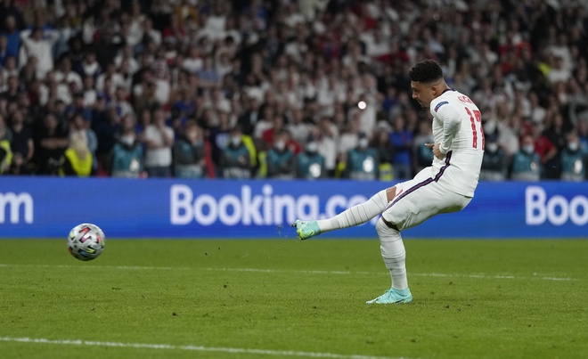 Khoảnh khắc &quot;người nhện&quot; Donnarumma cản phá 3 cú sút tuyển Anh giúp Italia vô địch Euro 2020 - Ảnh 1.
