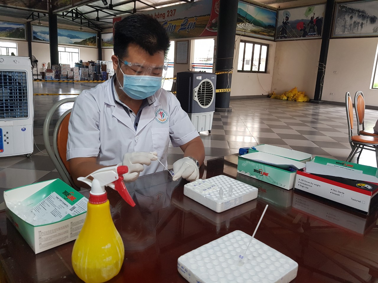Phát hiện một lái xe container dương tính với Sars-CoV-2 ở Lào Cai - Ảnh 1. Phát hiện một lái xe container dương tính với Sars-CoV-2 ở Lào Cai - Ảnh 1.