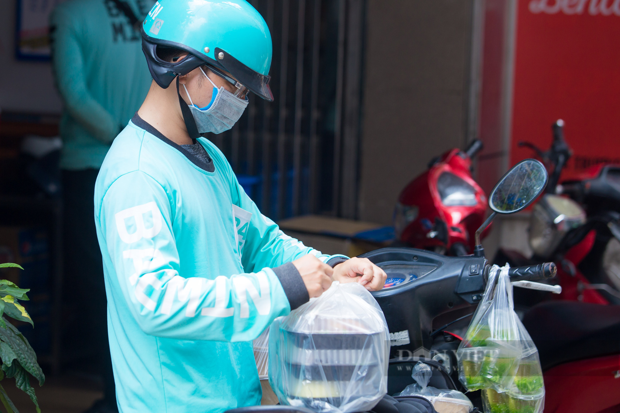 Người vận chuyển tranh thủ từng phút ship hàng trong mùa dịch Covid-19 - Ảnh 10.