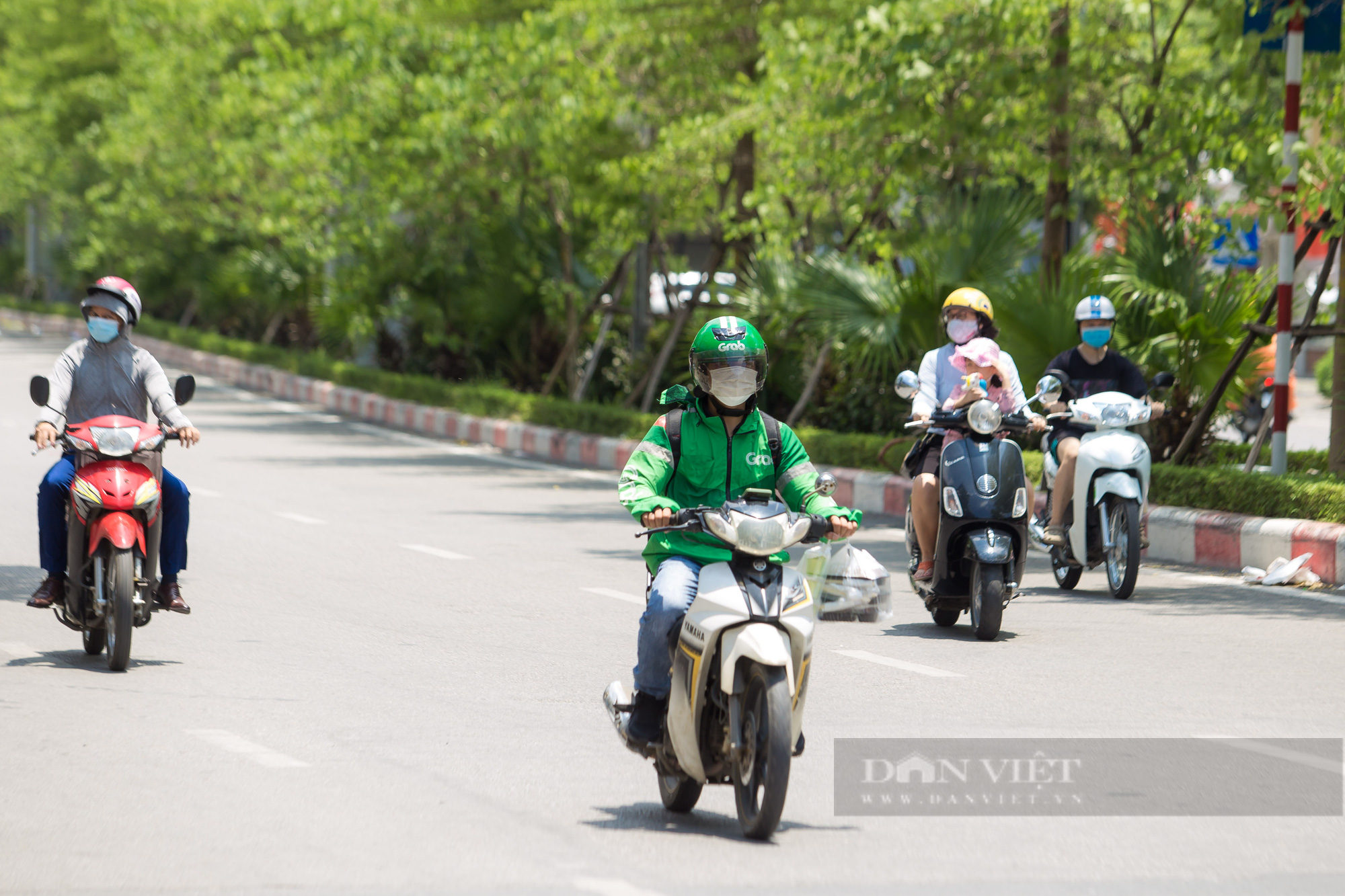 Người vận chuyển tranh thủ từng phút ship hàng trong mùa dịch Covid-19 - Ảnh 13.