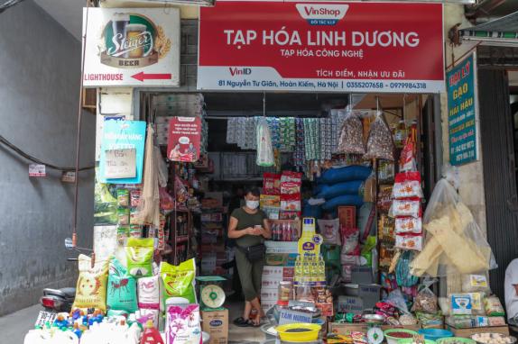 VinShop “phủ đỏ” mọi ngõ ngách, đưa tạp hóa lên đời công nghệ - Ảnh 1.