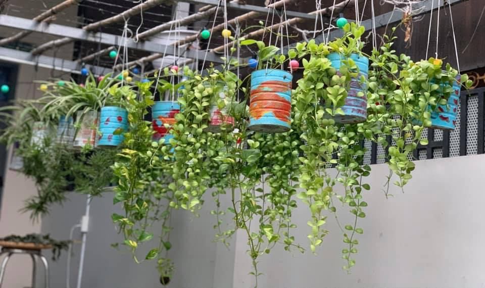 Mẹ trẻ biến vỏ sữa thành &quot;đồ&quot; cho con trồng rau, vui chơi giữa mùa dịch - Ảnh 1.