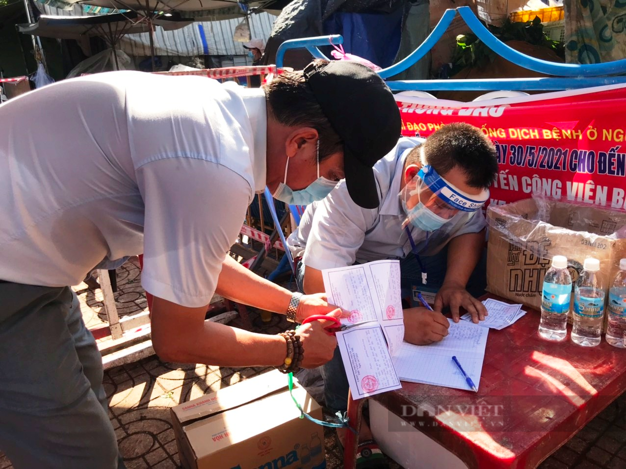 Dịch Covid-19: Ngày đầu tiên dân Nha Trang đi vào chợ, siêu thị bằng thẻ - Ảnh 2.