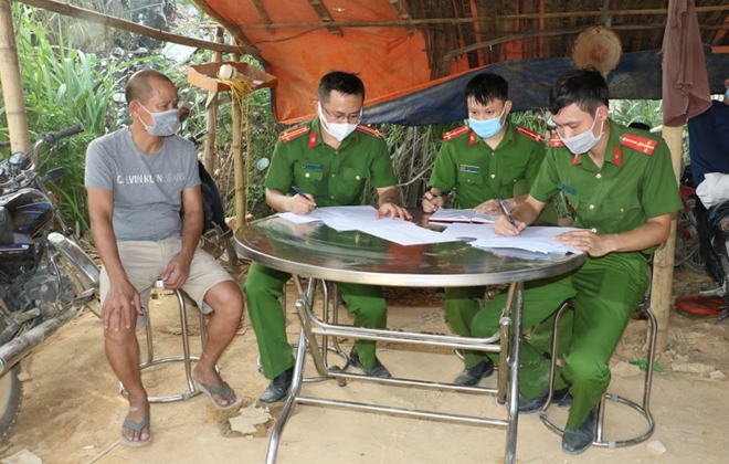 Đột kích xưởng khai thác đá trắng trái phép tại Nghệ An - Ảnh 3. Đột kích xưởng khai thác đá trắng trái phép tại Nghệ An - Ảnh 3.