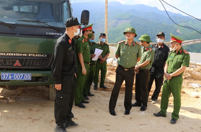 Đột kích xưởng khai thác đá trắng trái phép tại Nghệ An - Ảnh 1. Đột kích xưởng khai thác đá trắng trái phép tại Nghệ An - Ảnh 1.