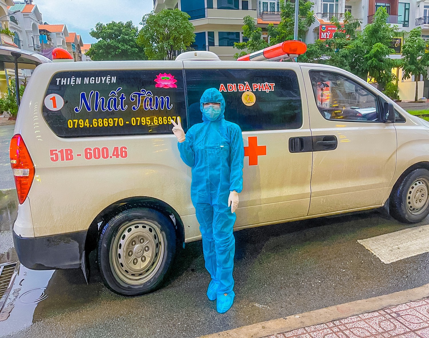 Nữ tài xế tình nguyện lái xe cứu thương chở F0, F1 tại TPHCM - Ảnh 1.