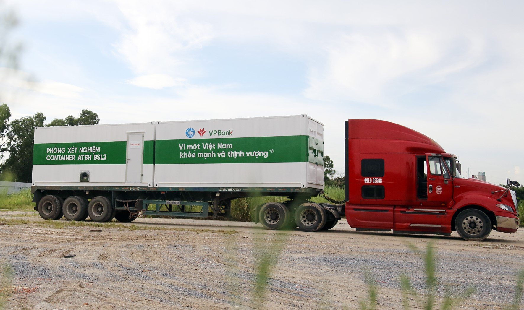 Chung tay chống dịch, VPBank đưa 4 container xét nghiệm Covid-19 vào &quot;tâm dịch&quot; phía Nam - Ảnh 1.