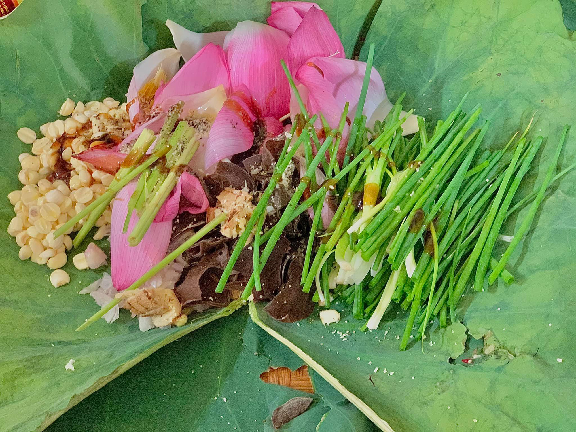 Đang sẵn hạt sen tươi, kết hợp cùng gà theo cách này đảm bảo ngon vô đối, bảo sao vua chúa ngày xưa cũng mê - Ảnh 2. Đang sẵn hạt sen tươi, kết hợp cùng gà theo cách này đảm bảo ngon vô đối, bảo sao vua chúa ngày xưa cũng mê - Ảnh 2.