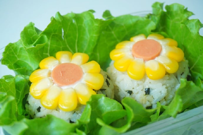 Rủ con vào bếp làm cơm bento hoa hướng dương xinh đẹp - Ảnh 1.