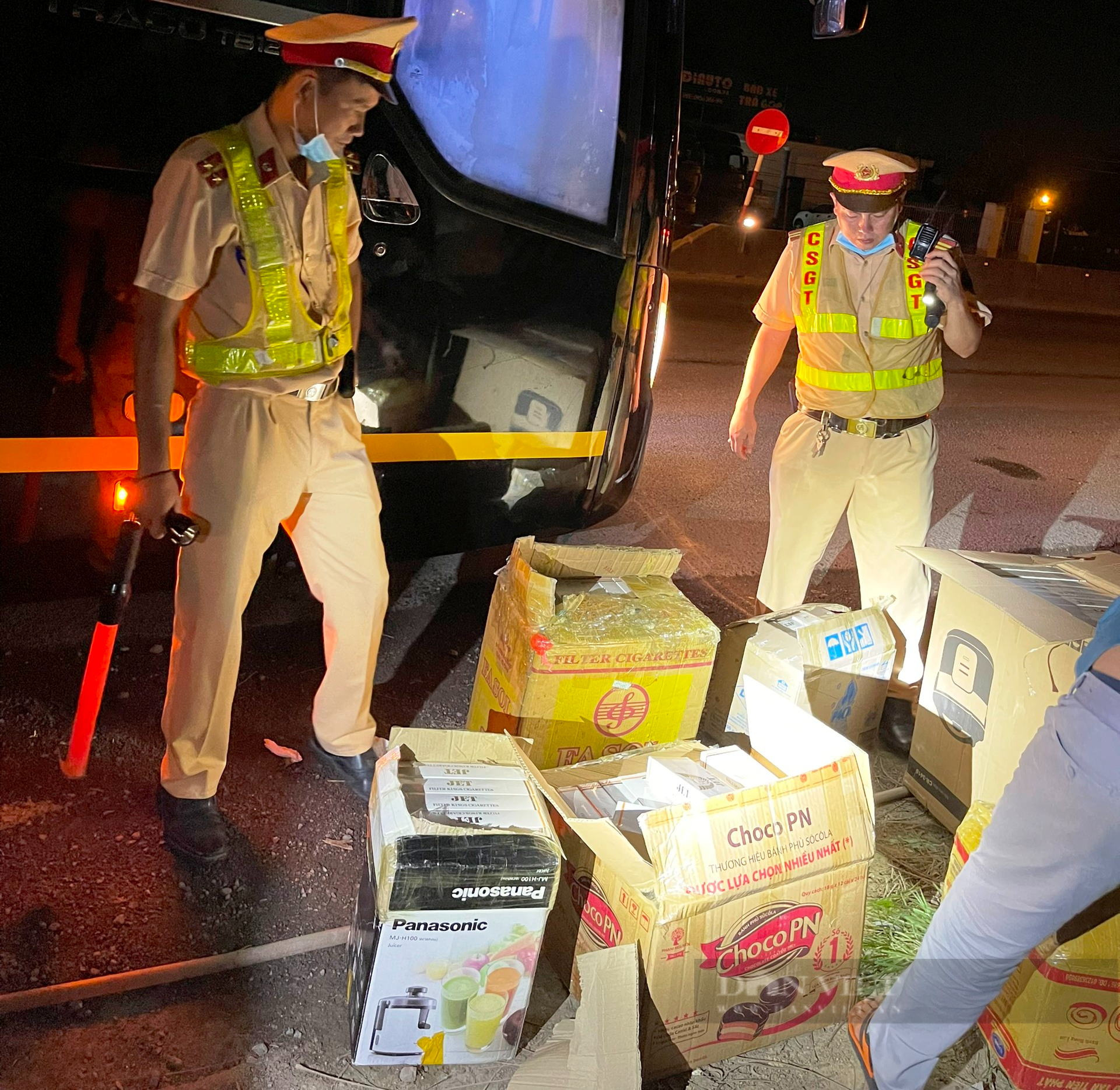 Vụ CSGT Bình Định phát hiện “bí mật” giấu bên trong thùng carton: 1 phụ nữ bị bắt tạm giam - Ảnh 3.