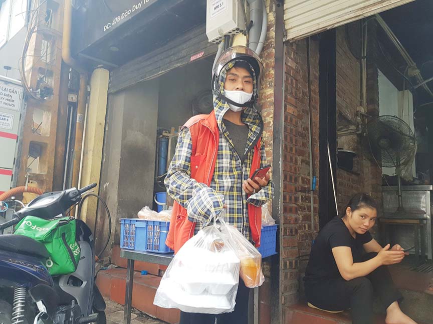 Hà Nội: Dù cấm bán tại chỗ nhưng cửa hàng vẫn tất bật ngày bán hàng trăm suất nhờ hương vị chua ngọt, cay mềm - Ảnh 5.