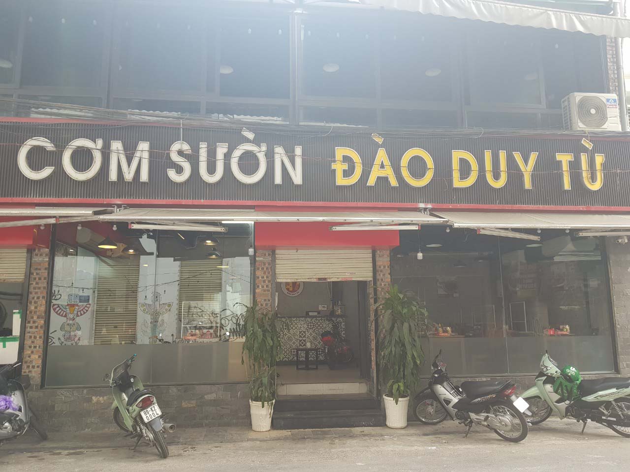 Hà Nội: Dù cấm bán tại chỗ nhưng cửa hàng vẫn tất bật ngày bán hàng trăm suất nhờ hương vị chua ngọt, cay mềm - Ảnh 2.