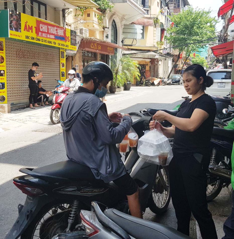Hà Nội: Dù cấm bán tại chỗ nhưng cửa hàng vẫn tất bật ngày bán hàng trăm suất nhờ hương vị chua ngọt, cay mềm - Ảnh 7.