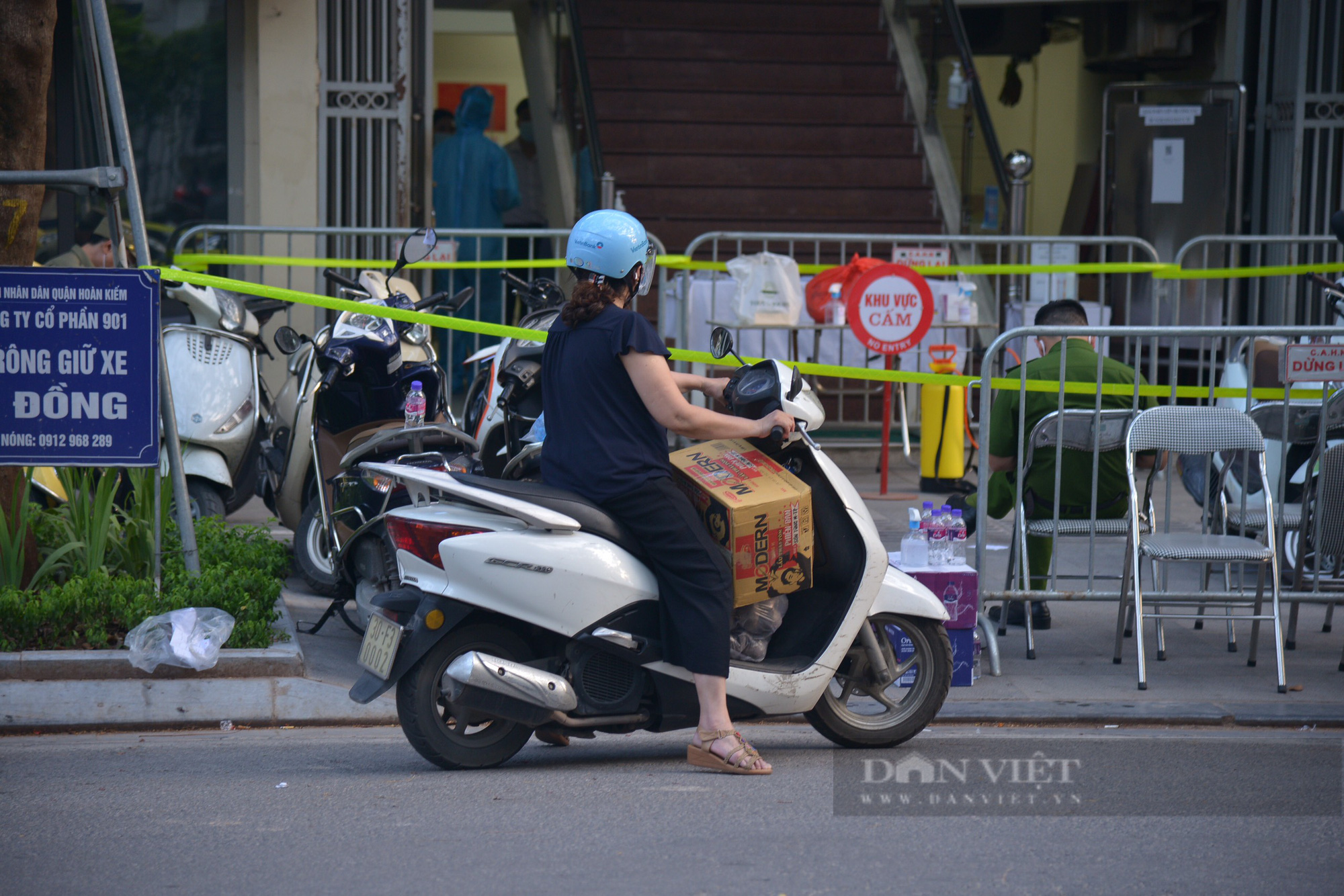 Bí thư Hà Nội: Gia cố toàn bộ biện pháp phòng chống, sẵn sàng &quot;4 tại chỗ&quot; khi dịch diễn biến xấu - Ảnh 5.