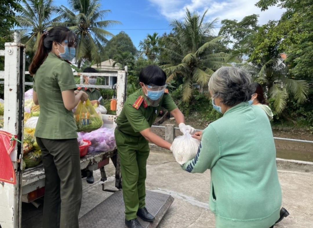 Công an An Giang hỗ trợ 110 tấn gạo cho người dân bị ảnh hưởng trực tiếp dịch Covid-19 - Ảnh 1.