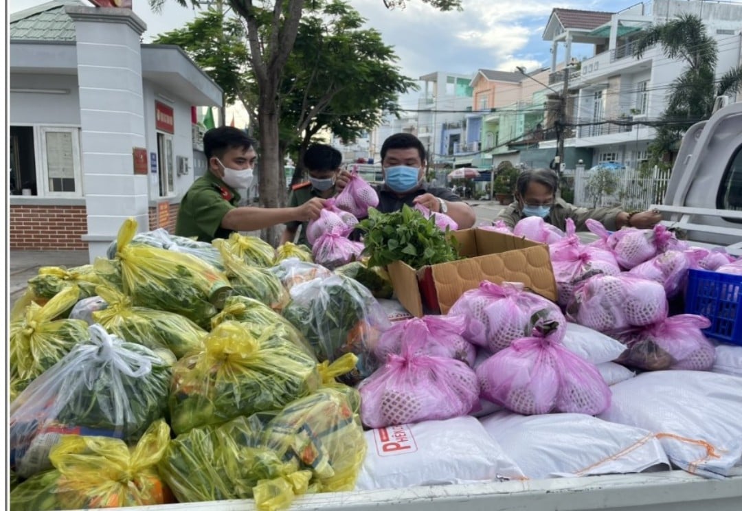 Công an An Giang hỗ trợ 110 tấn gạo cho người dân bị ảnh hưởng trực tiếp dịch Covid-19 - Ảnh 2.
