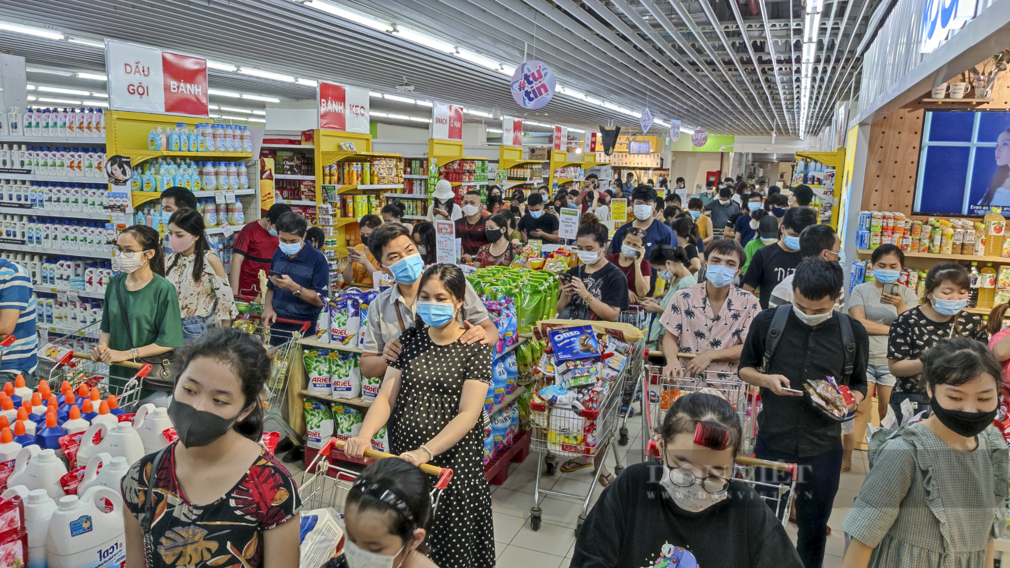 Người dân Hà Nội đổ xô đi mua thực phẩm dự trữ - Ảnh 1.