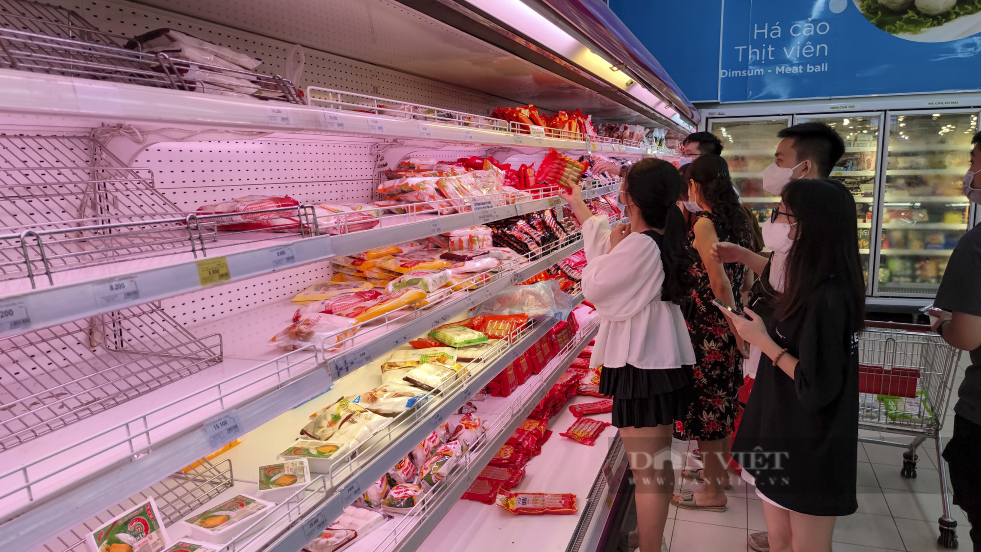 Người dân Hà Nội đổ xô đi mua thực phẩm dự trữ - Ảnh 3.
