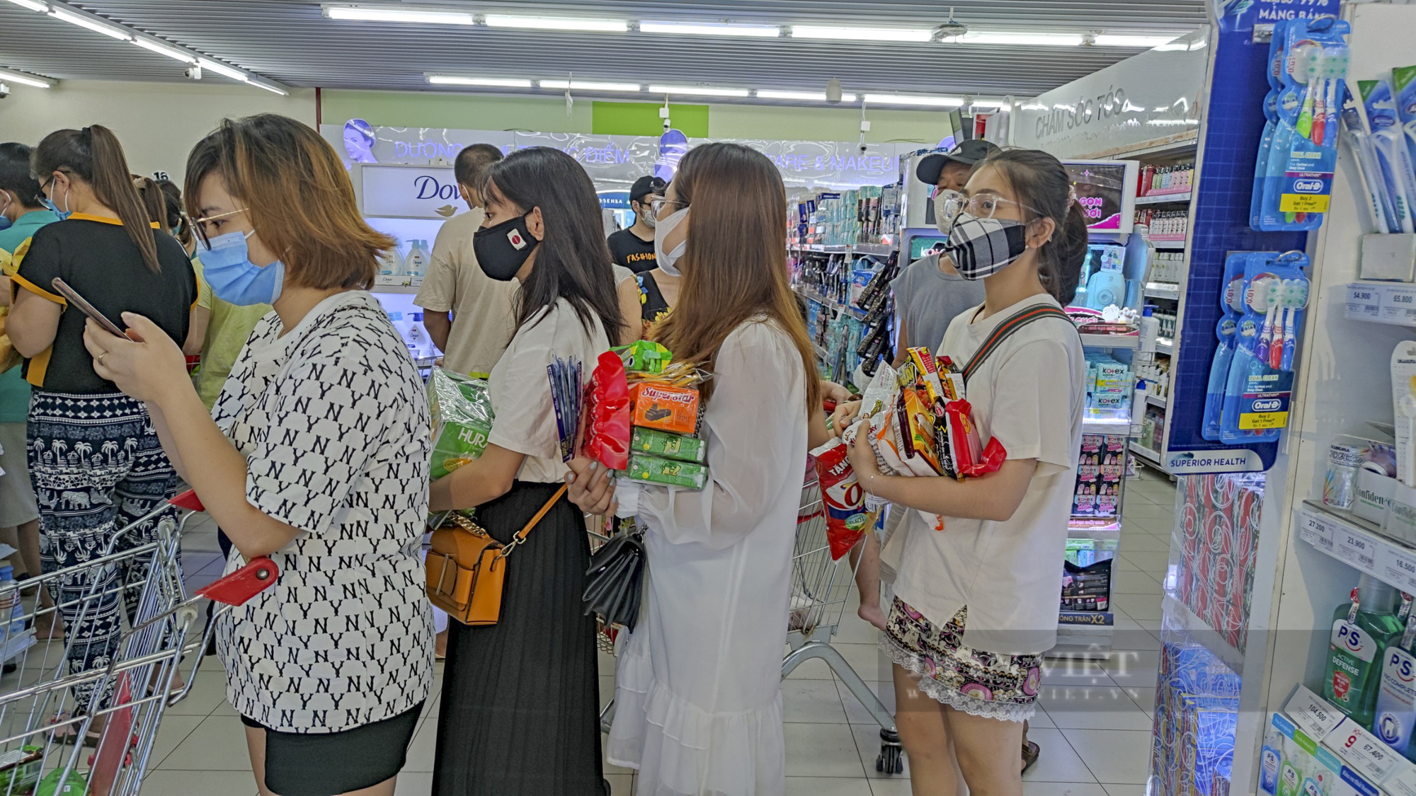 Người dân Hà Nội đổ xô đi mua thực phẩm dự trữ - Ảnh 5.
