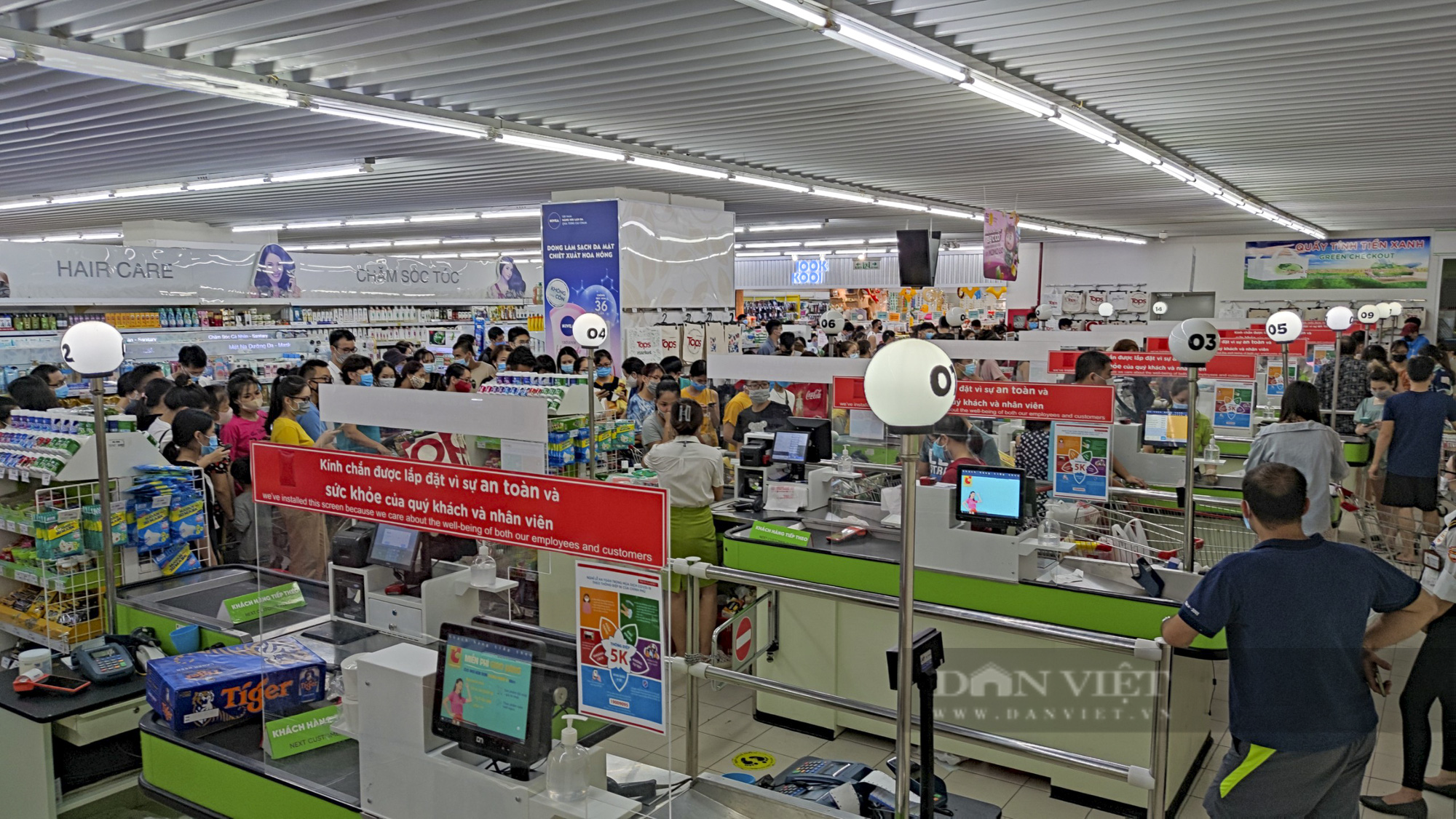 Người dân Hà Nội đổ xô đi mua thực phẩm dự trữ - Ảnh 8.