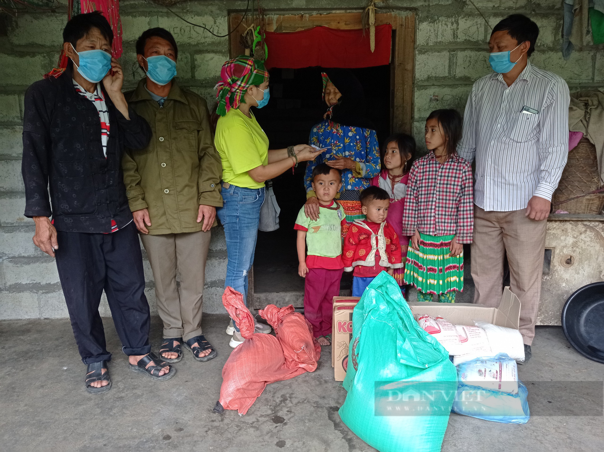 MS 012021: Hà Giang: Bà nội 72 tuổi nuôi 4 cháu mồ côi cha - Ảnh 2.
