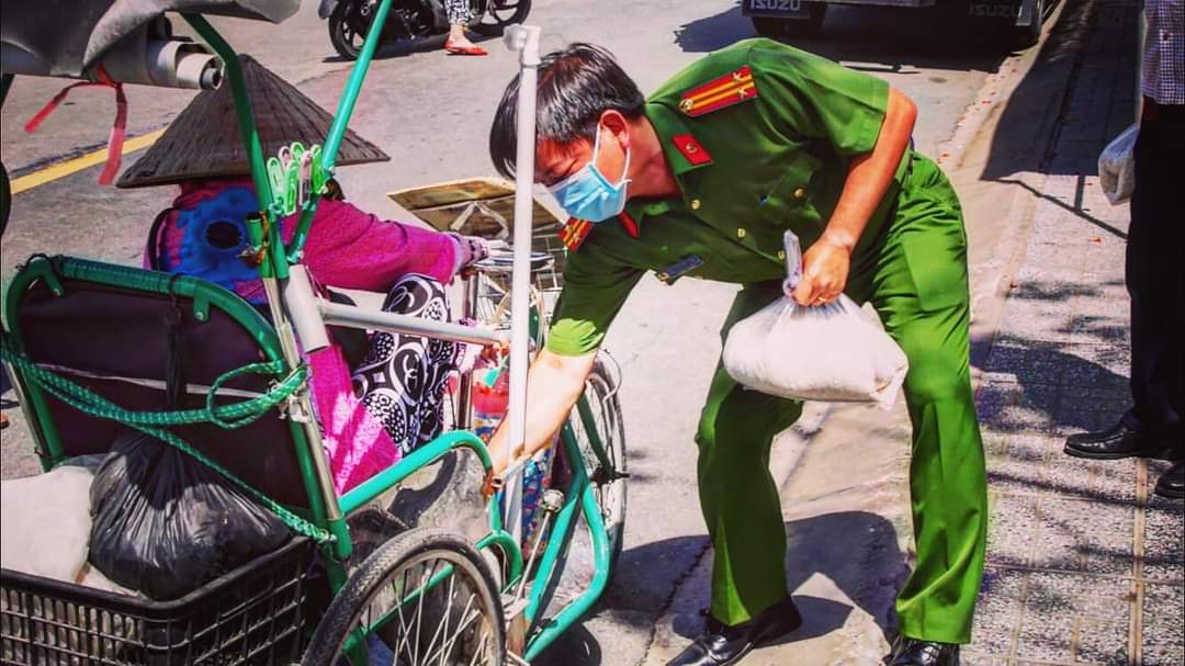 Công An tỉnh An Giang trao tặng 36 tấn gạo cho người dân khó khăn do ảnh hưởng dịch Covid-19 - Ảnh 2.