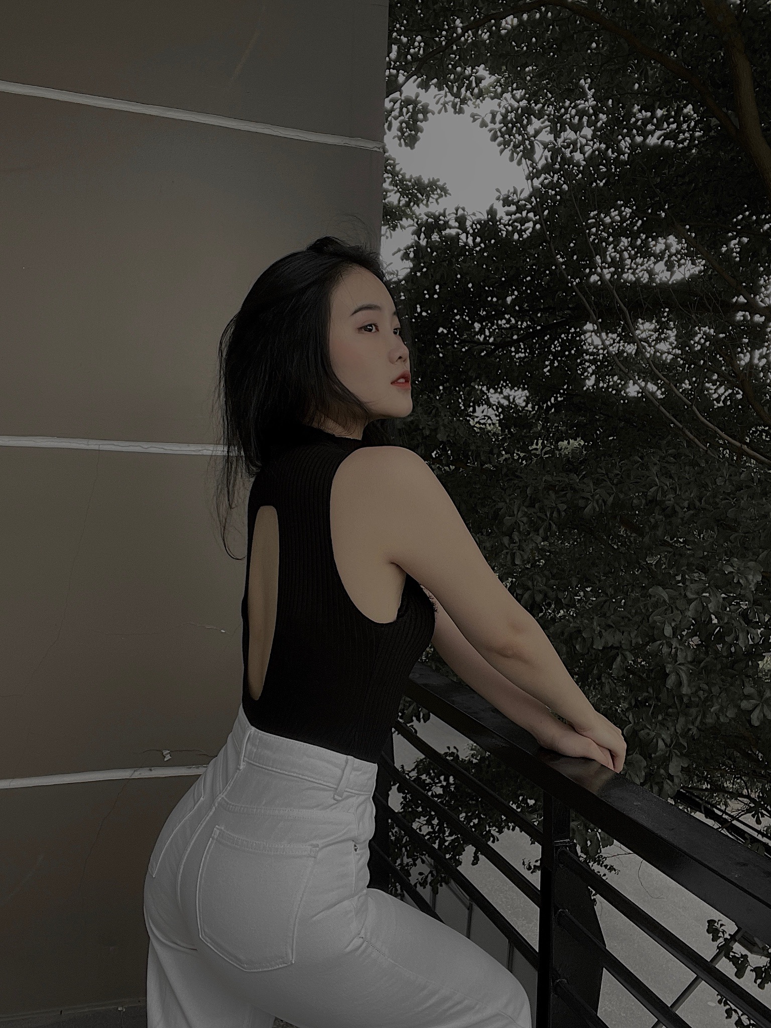 Đăng ảnh &quot;sống ảo&quot;, tình cũ của Đoàn Văn Hậu khiến dân tình thắc mắc - Ảnh 4.
