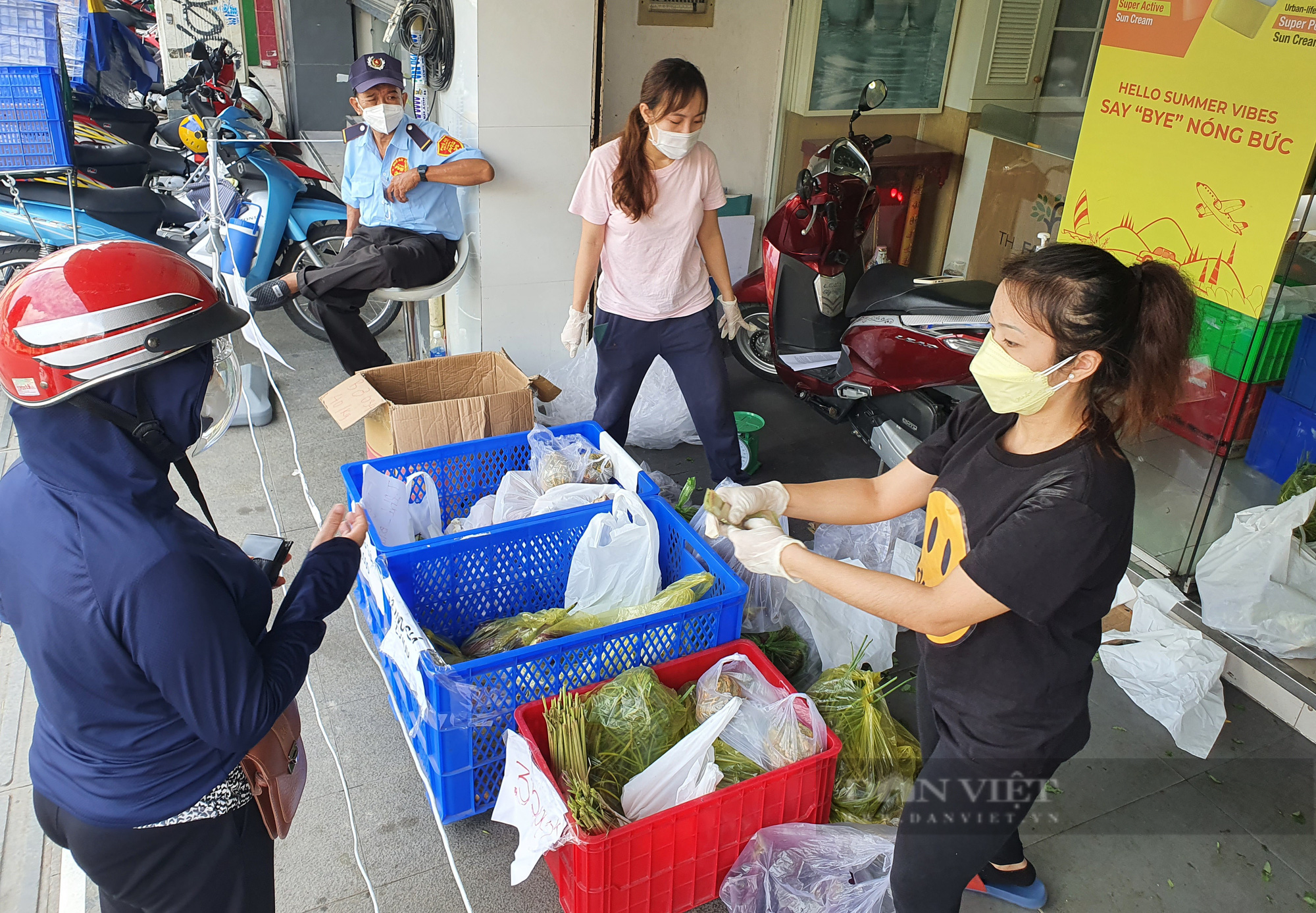 Siêu thị tiếp tục ra đường bán thịt cá, cả nghìn điểm bán thực phẩm mọc khắp TP.HCM - Ảnh 3.