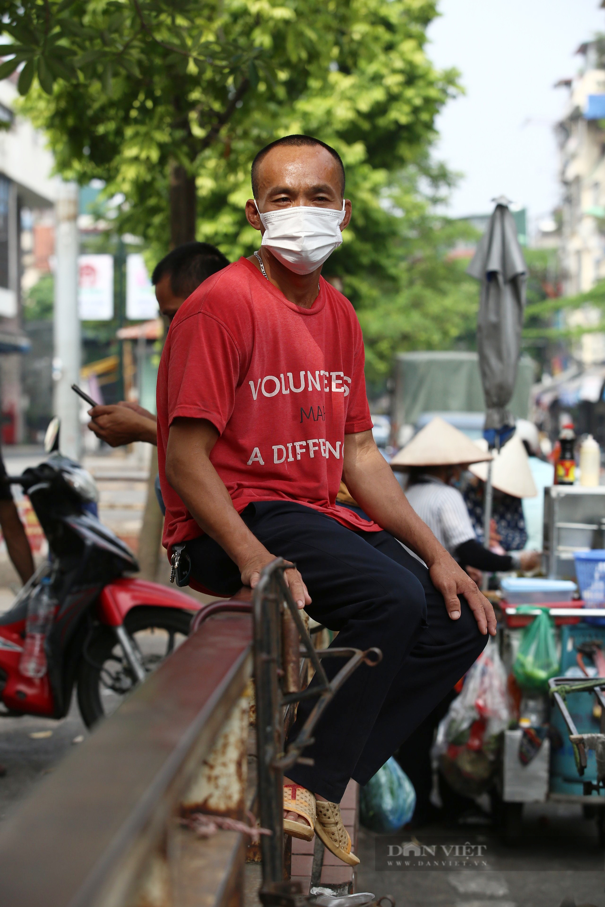 Hàng nghìn ki ốt chợ Đồng Xuân đóng cửa, số phận những người cửu vạn giờ ra sao? - Ảnh 2.