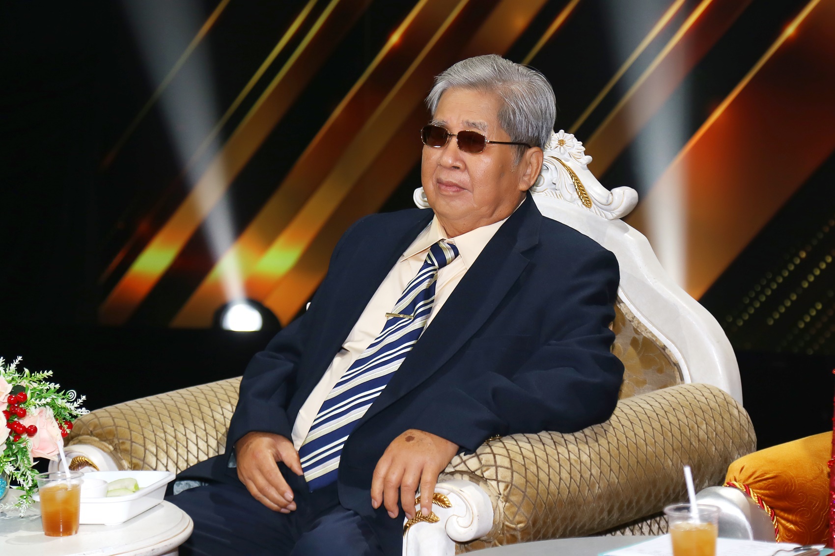 Phi Nhung: “Tôi bị khán giả giữ chân, bầu sô phải ra chắp tay lạy” - Ảnh 1.