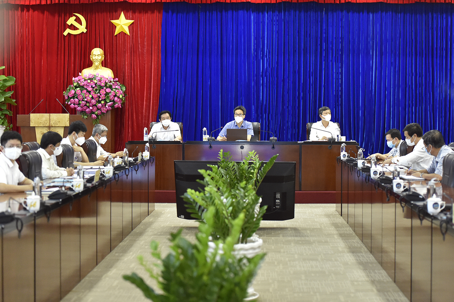 Phó Thủ tướng Vũ Đức Đam: Bình Dương cần &quot;quét đi quét lại&quot;, làm sạch Covid-19 khỏi các vùng đỏ - Ảnh 2.