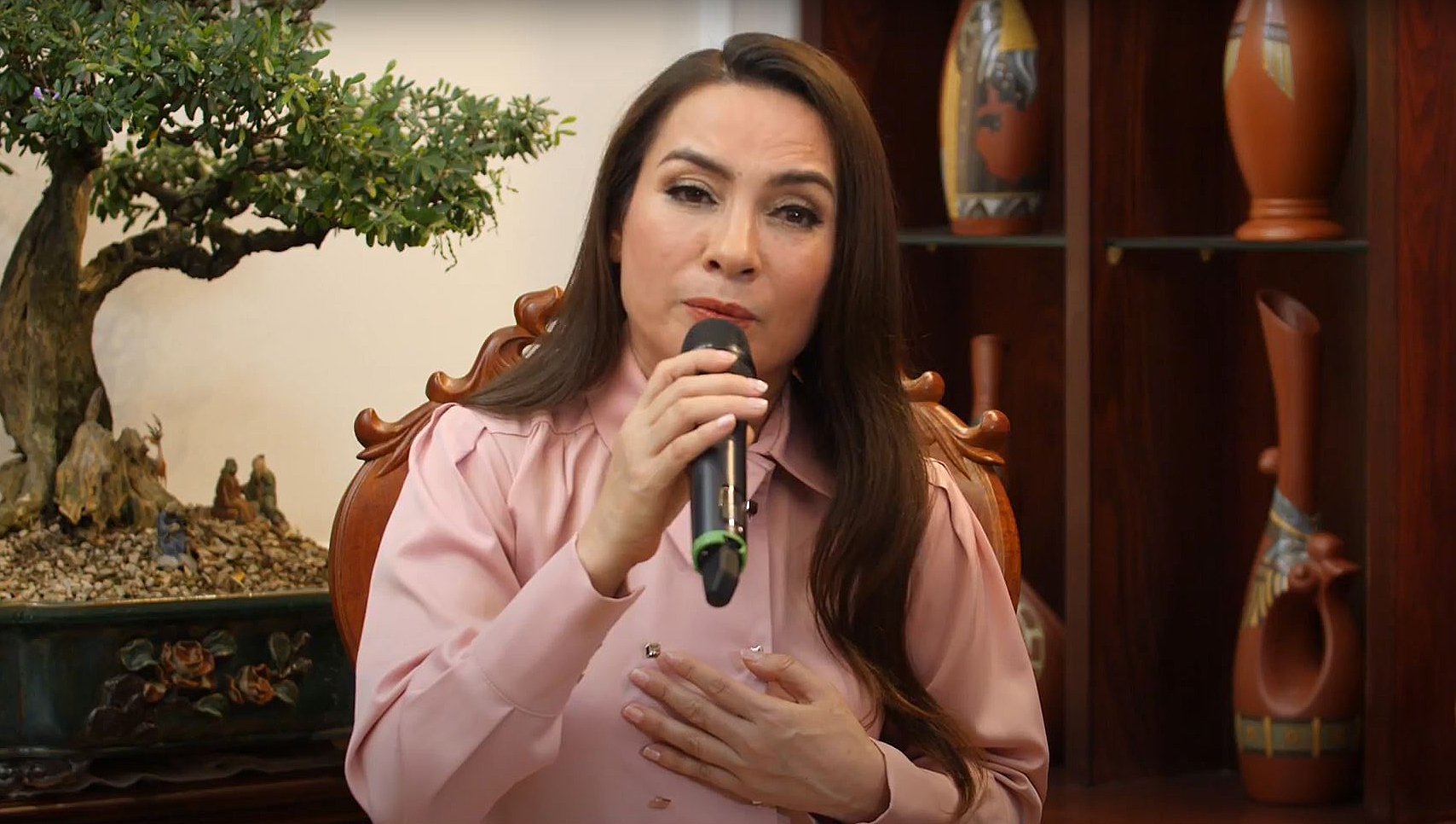 Phi Nhung: “Tôi bị khán giả giữ chân, bầu sô phải ra chắp tay lạy” - Ảnh 4.