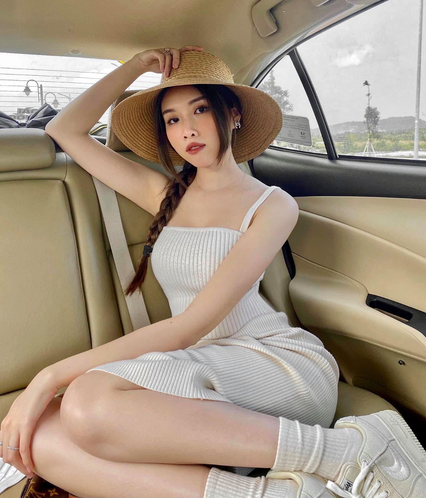 Ở nhà tránh dịch, &quot;bản sao Ngọc Trinh&quot; vẫn khiến cư dân mạng phải trầm trồ - Ảnh 2.