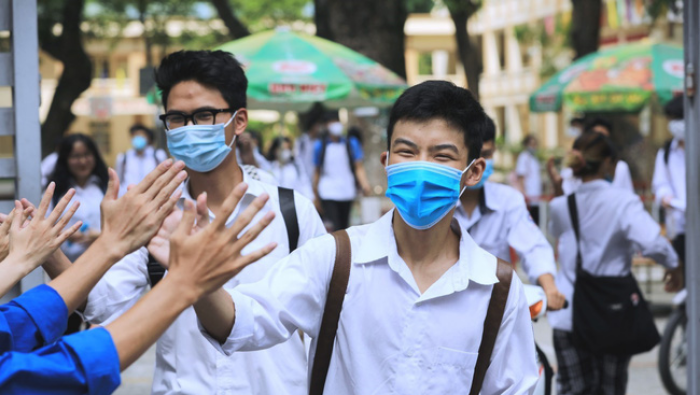 Hà Nội xuất hiện điểm 9,75 Văn tốt nghiệp, nam sinh viết 9 trang giấy, rất sắc ý - Ảnh 1.